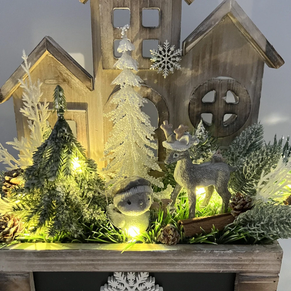 ZIMNÍ DEKORACE TRUHLÍK ZDOBENÝ S OSVĚTLENÍM 