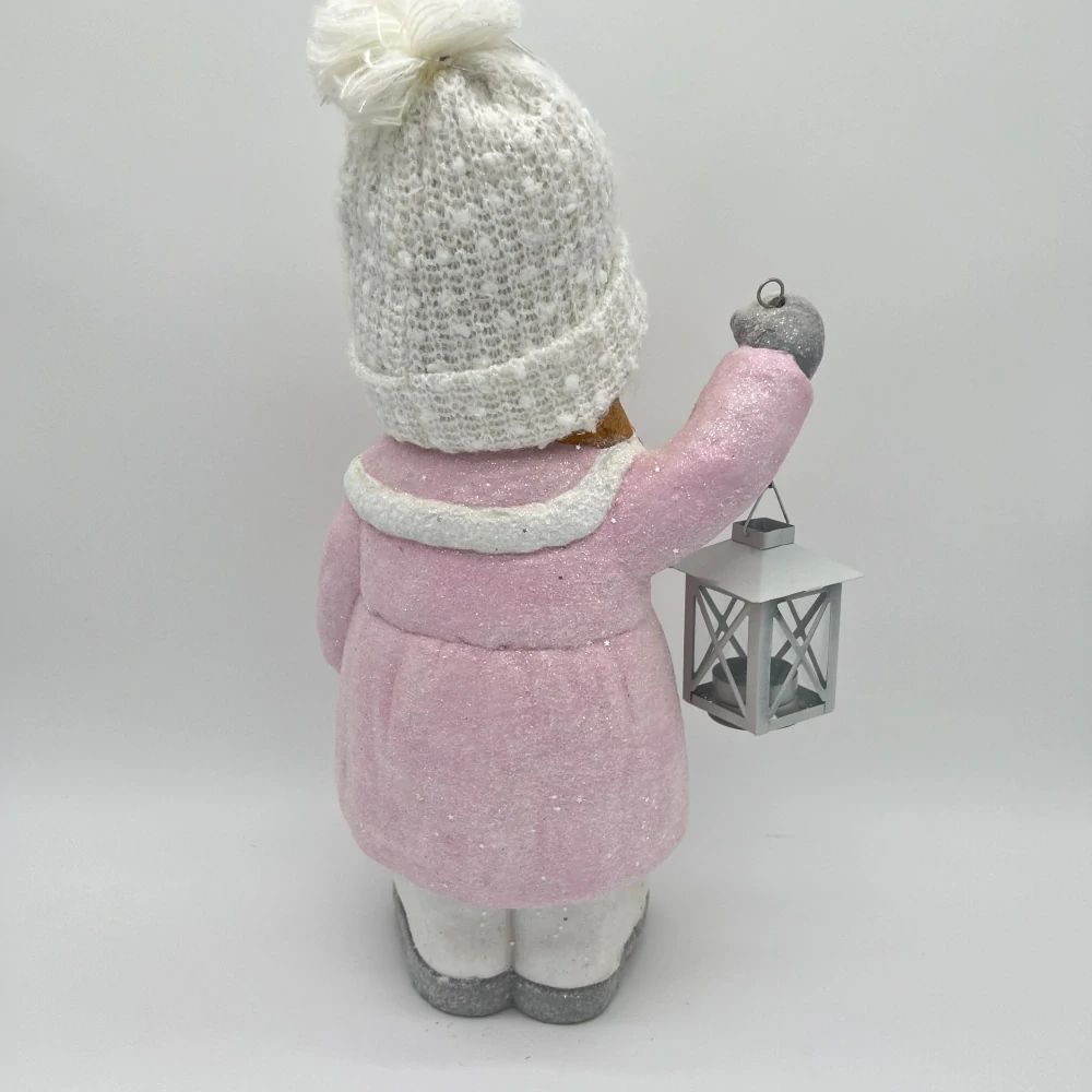 ZIMNÍ DEKORACE FIGURKA DÍVKY S LUCERNOU NA ČAJOVOU SVÍČKU