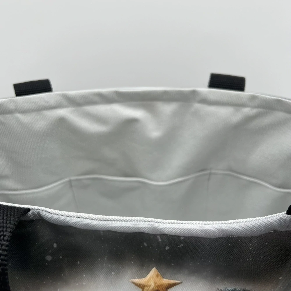 TAŠKA Z KOČÁRKOVINY S VÁNOČNÍM MOTIVEM VYZTUŽENÁ S PODŠÍVKOU 