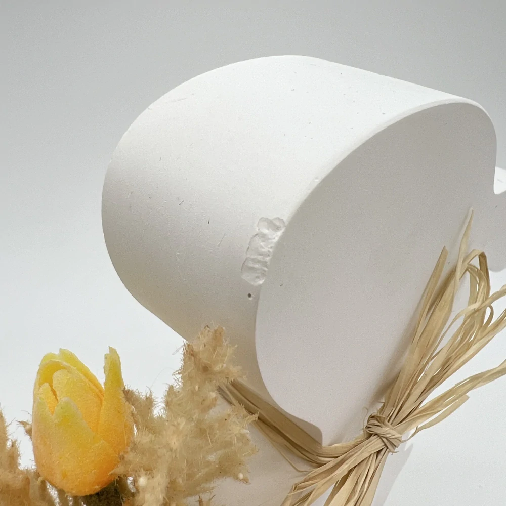 🐰🌾 Keraflotový stojící zajíček s kytičkou v rukách – 14,5 cm 🌾🐰 - kaz na hlavě