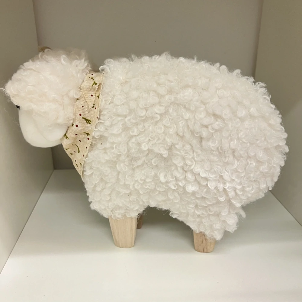🐑 Dekorativní ovečka s dřevěnými nožkami