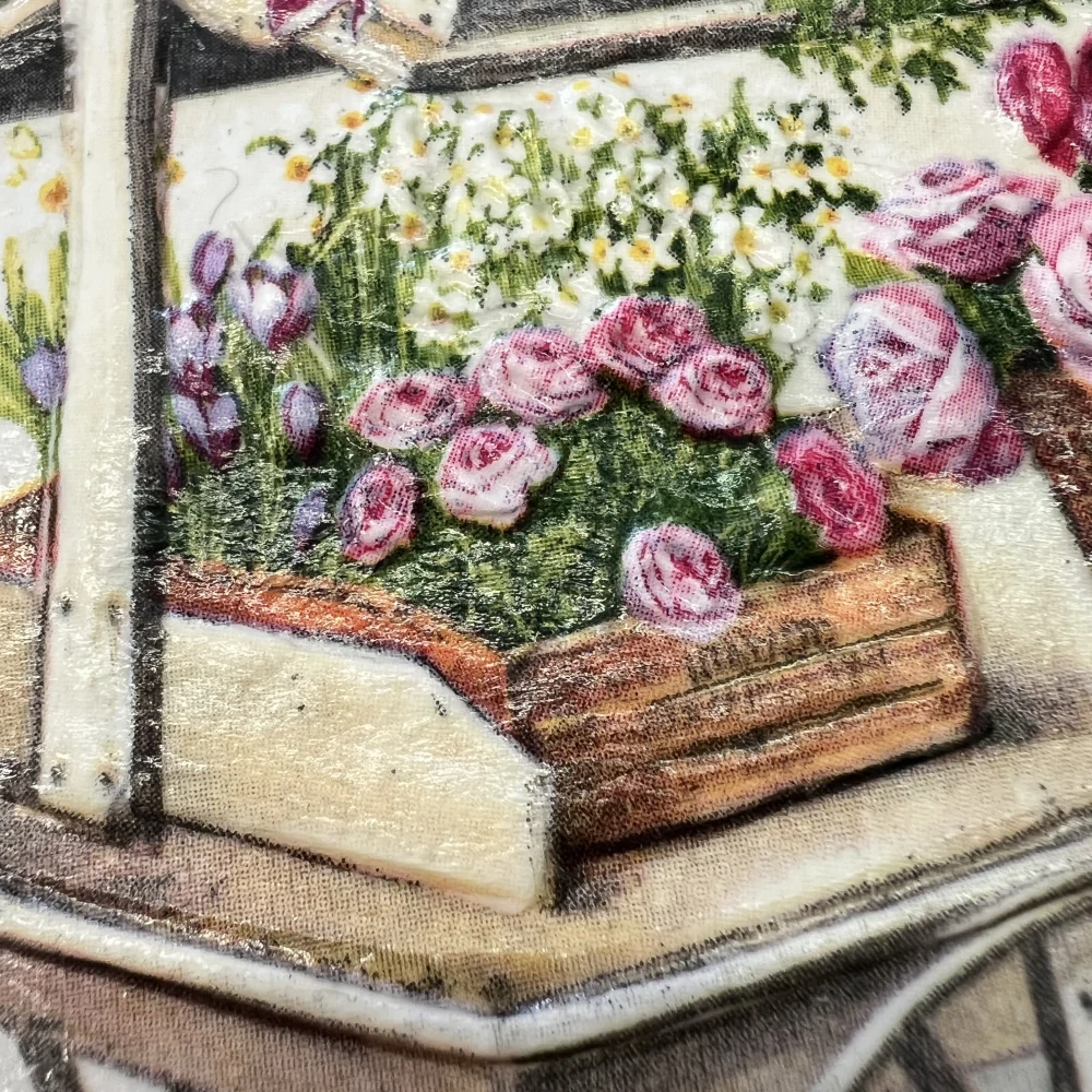 🌷 Zdobená keramická dlaždice – Květinový stánek 🌿