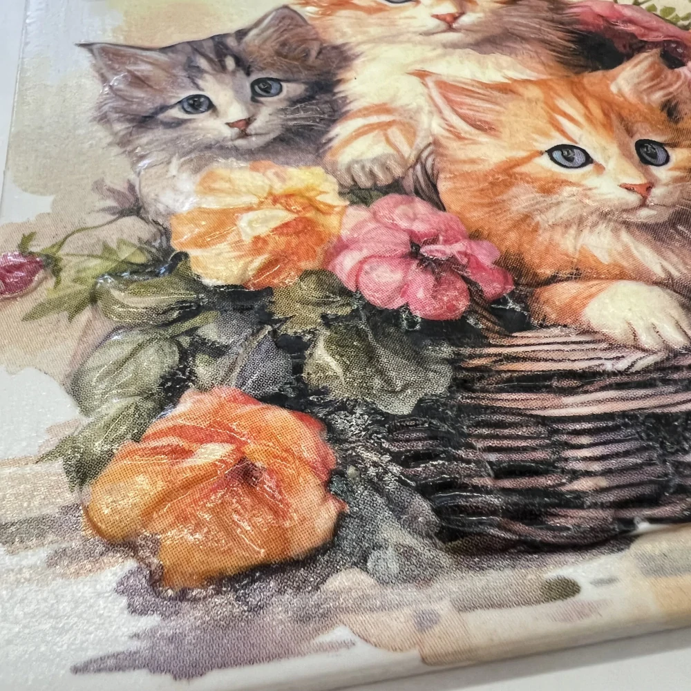 🐱 Zdobená keramická dlaždice – Koťátka v košíku 🌸