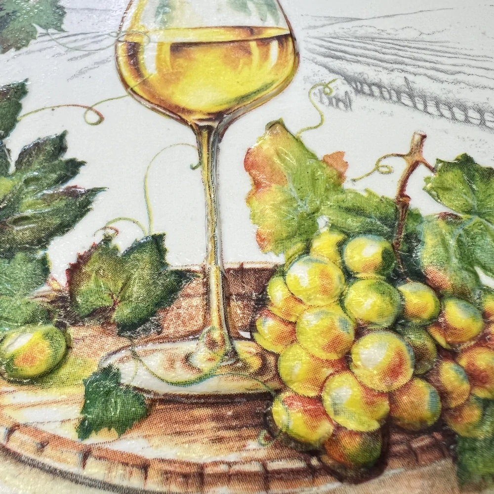 🍇 Zdobená keramická dlaždice – Vinice s pohárem vína 🍷