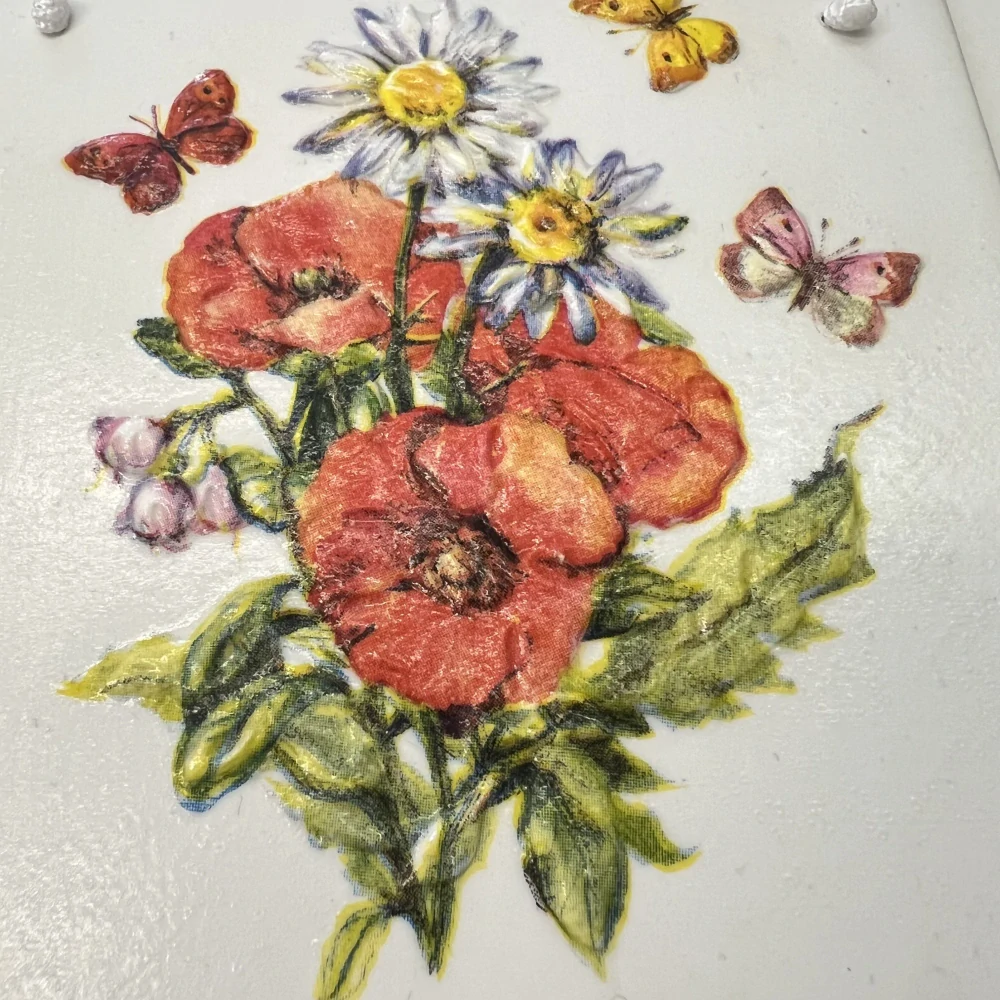 🌼 Zdobená keramická dlaždice – Louka s vlčími máky 🦋✨