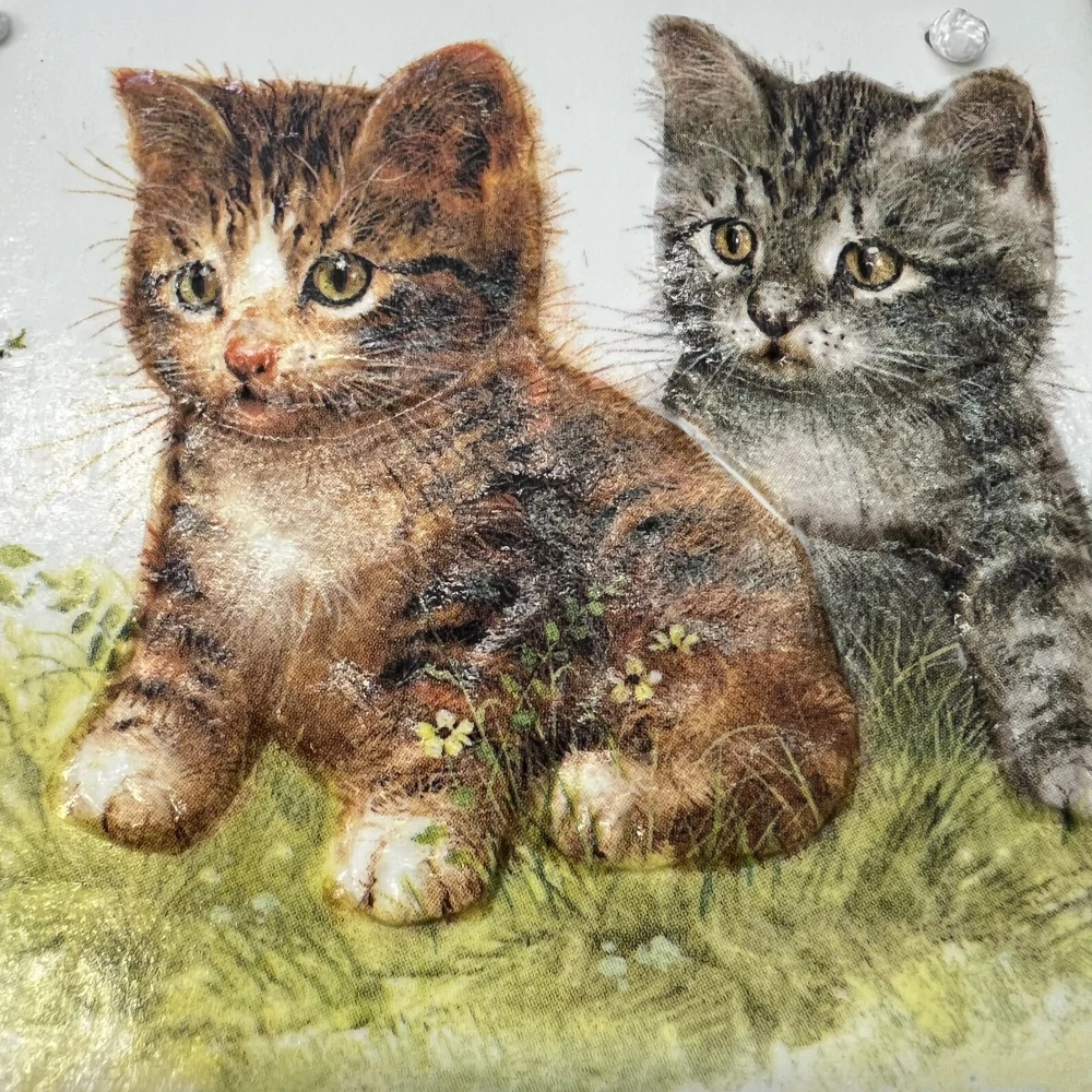 🐱 Zdobená keramická dlaždice – Koťátka v trávě 🐦🌿