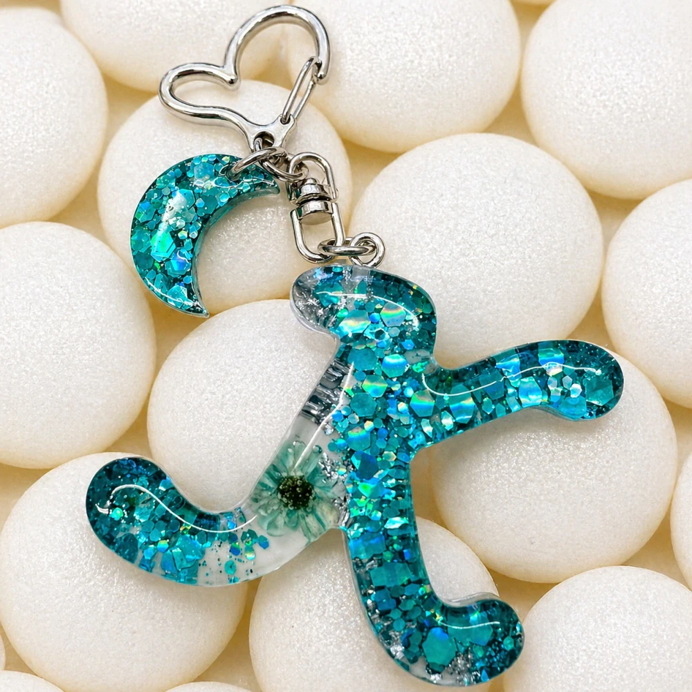 🛍️ Klíčenka písmeno „K“ – ocean sparkle 🌊✨