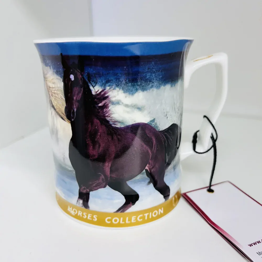 HRNEK PORCELÁNOVÝ MOTIV KONĚ BALENÝ V DÁRKOVÉ KRABIČCE