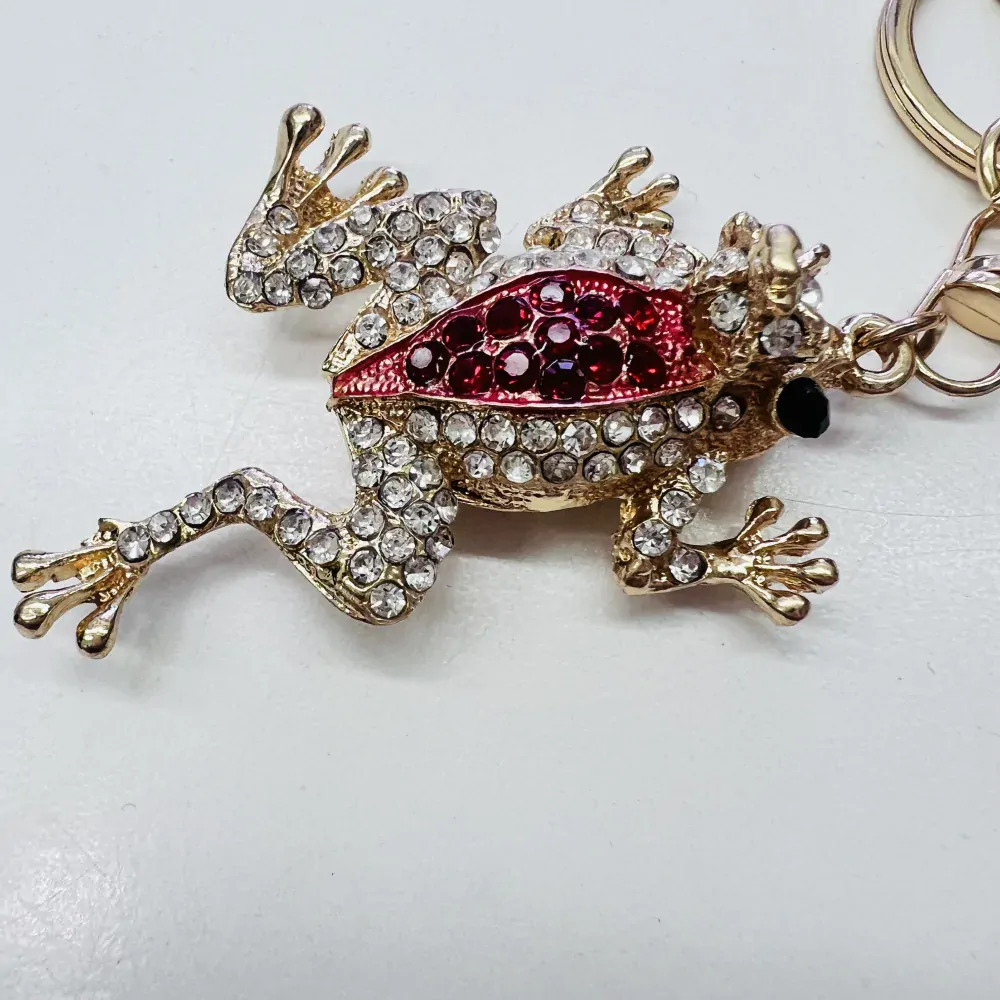 KOVOVÝ PŘÍVĚSEK NA KABELKU - ŽÁBA