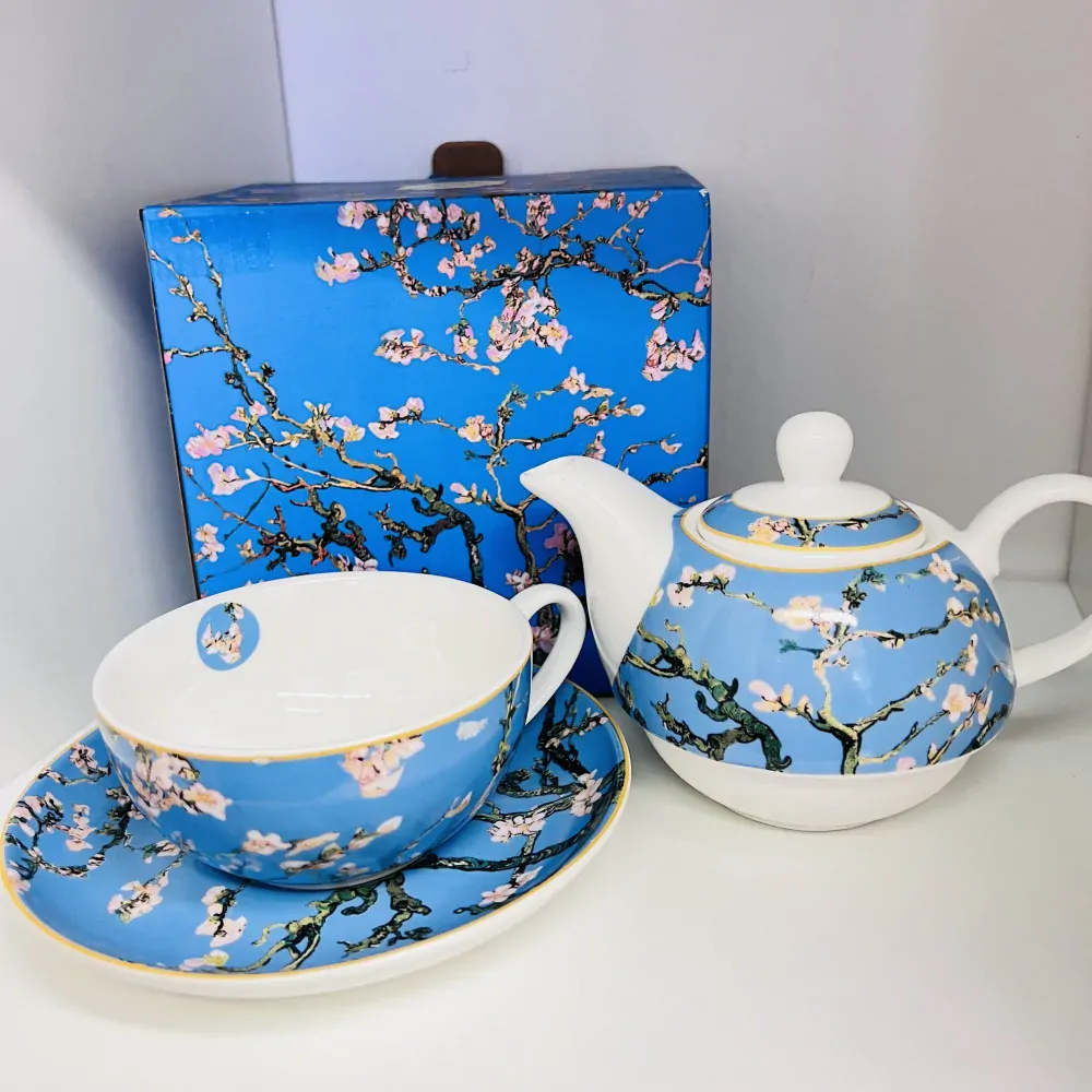 PORCELÁNOVÁ SADA ŠÁLEK S KONVIČKOU BALENÉ V DEKOROVANÉM BOXU