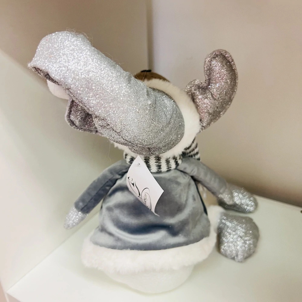 ZIMNÍ DEKORACE TEXTILNÍ FIGURKA SEDÍCÍHO SOBA