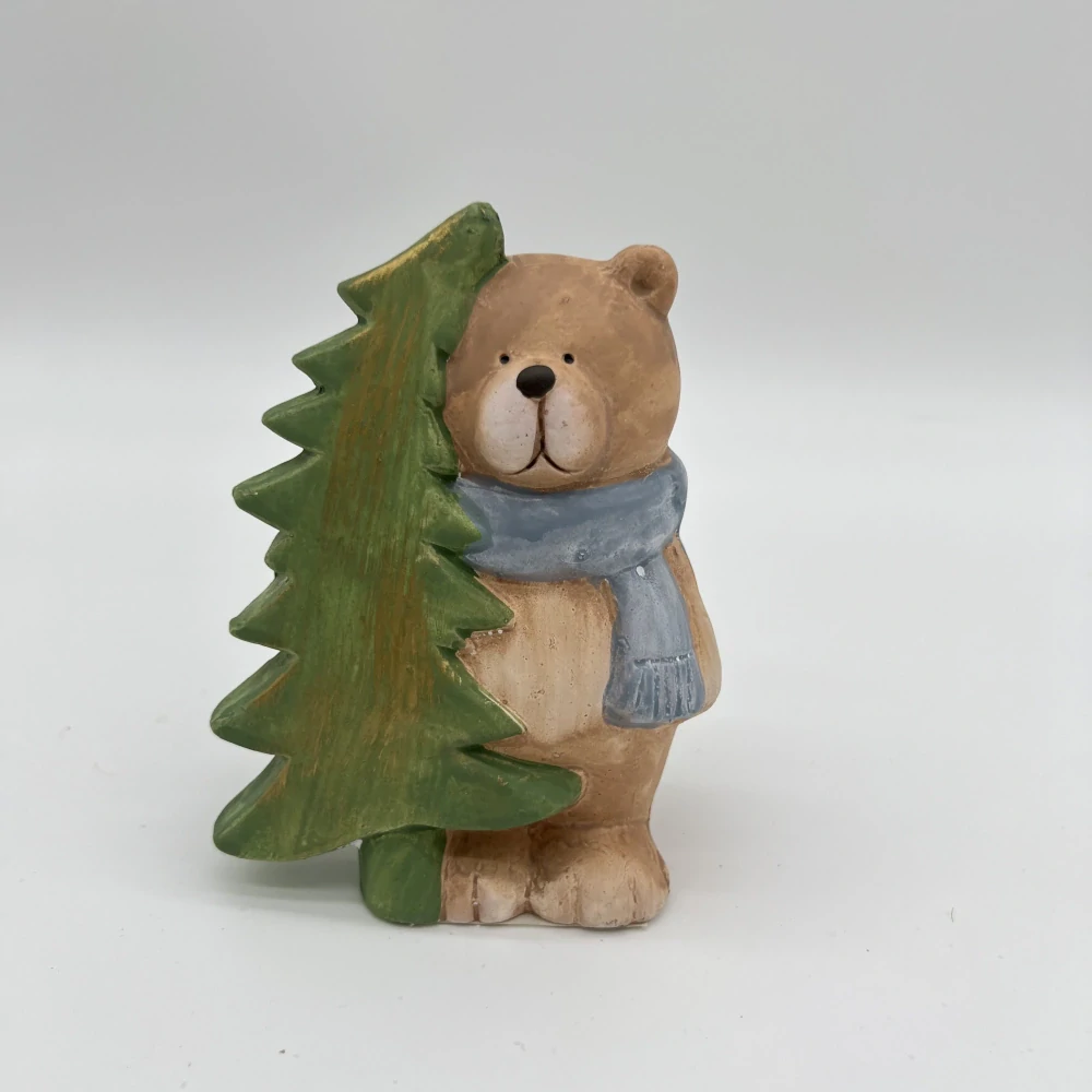 ZIMNÍ DEKORACE FIGURKA MEDVÍDKA SE STROMEČKEM MENŠÍ