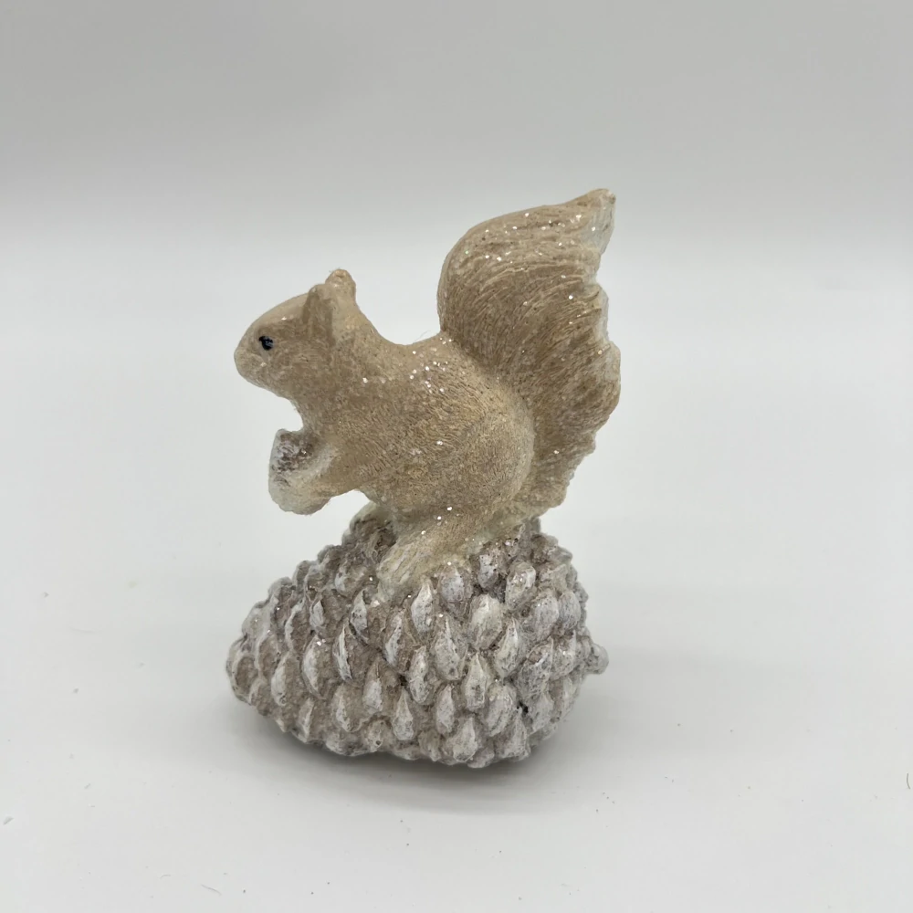 ZIMNÍ DEKORACE FIGURKA VEVERKY SE ŠIŠKOU