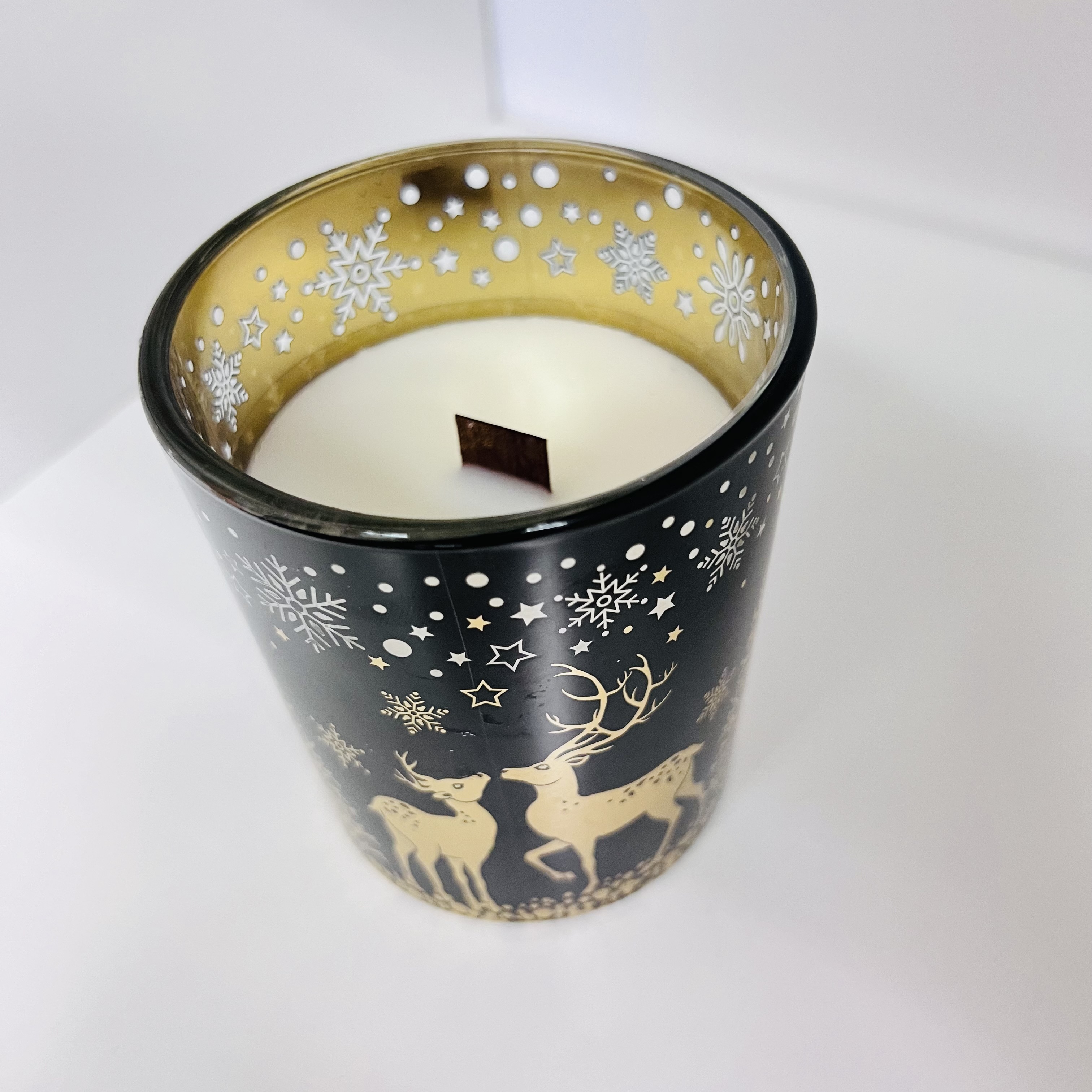 ZIMNÍ DEKORACE SVÍČKA S DŘEVĚNÝM KNOTEM VE SKLE V DÁRKOVÉM BALENÍ