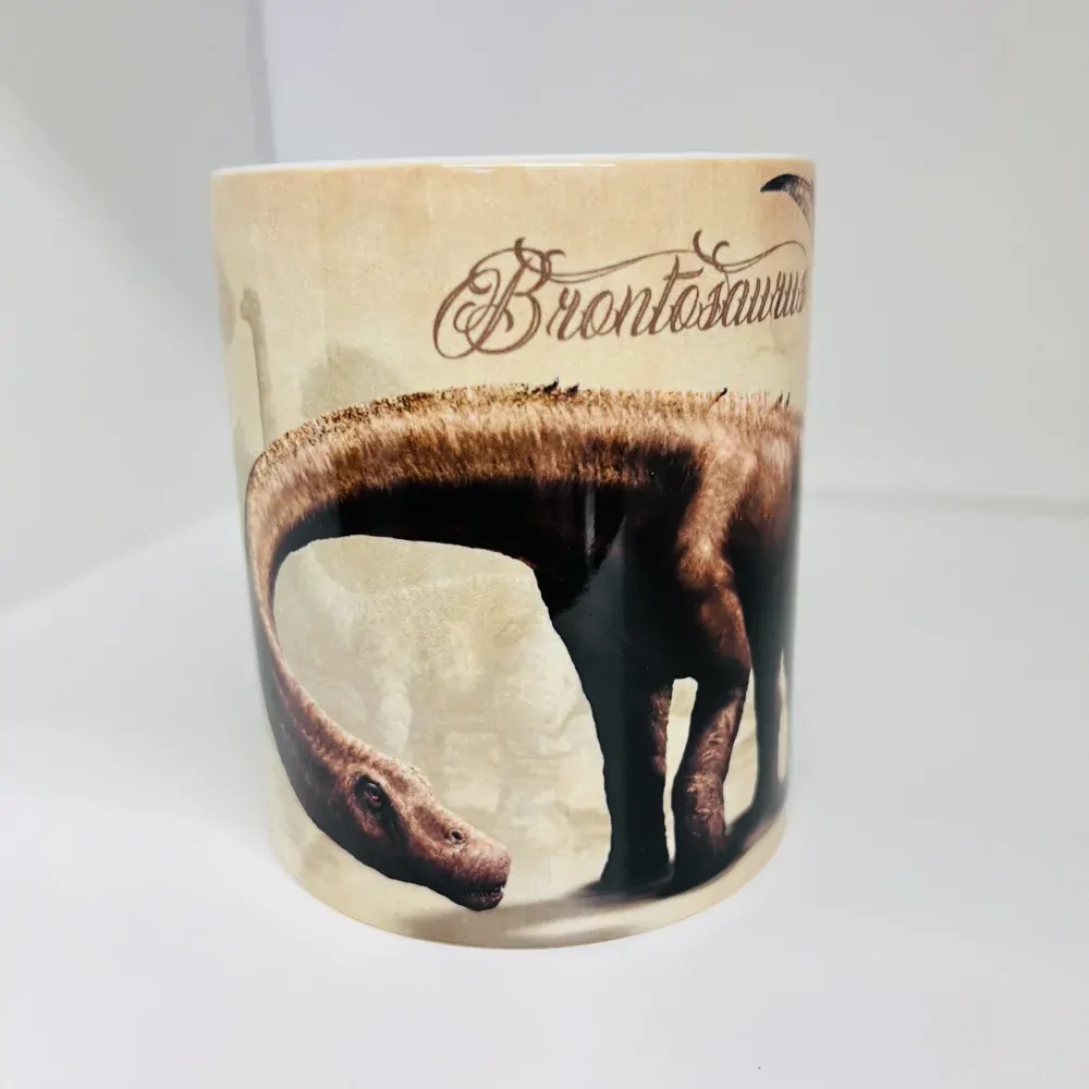 HRNEK S MOTIVEM DINOSAURA - BRONTOSAURUS