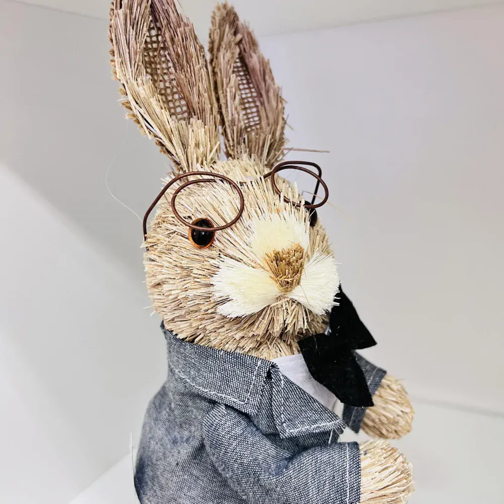 JARNÍ DEKORACE ZAJÍC S BRÝLEMI - CHLAPEC V OBLEKU