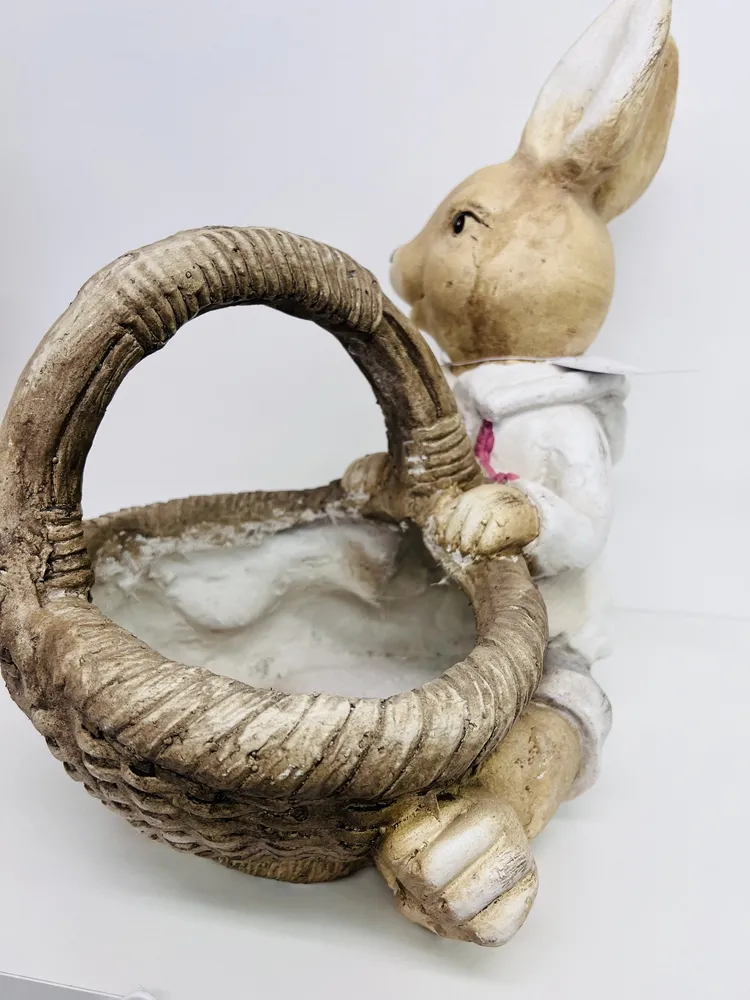 DEKORACE JARNÍ FIGURA ZAJÍCE CHLAPCE S KOŠÍKEM NA KVĚTINU