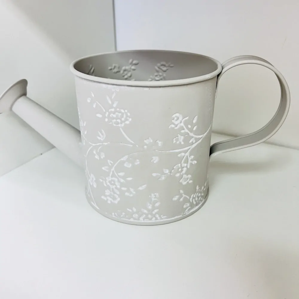 DEKORACE KONVIČKA ŠEDÁ