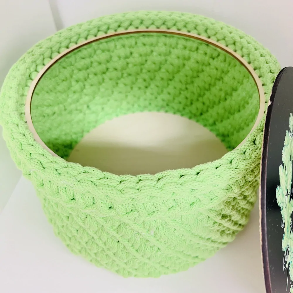 DEKORACE HÁČKOVANÝ KOŠÍK S VÍKEM