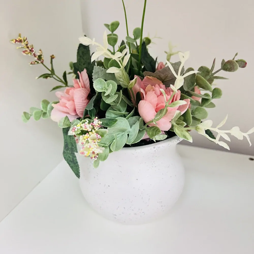 DEKORACE ZDOBENA UMĚLÝMI KVĚTY