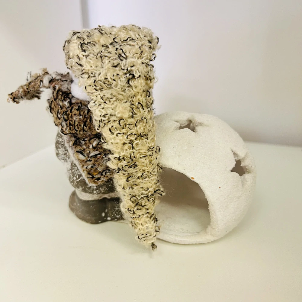 ZIMNÍ DEKORACE FIGURKA CHLAPCE NA ČAJOVOU NEBO LED SVÍČKU