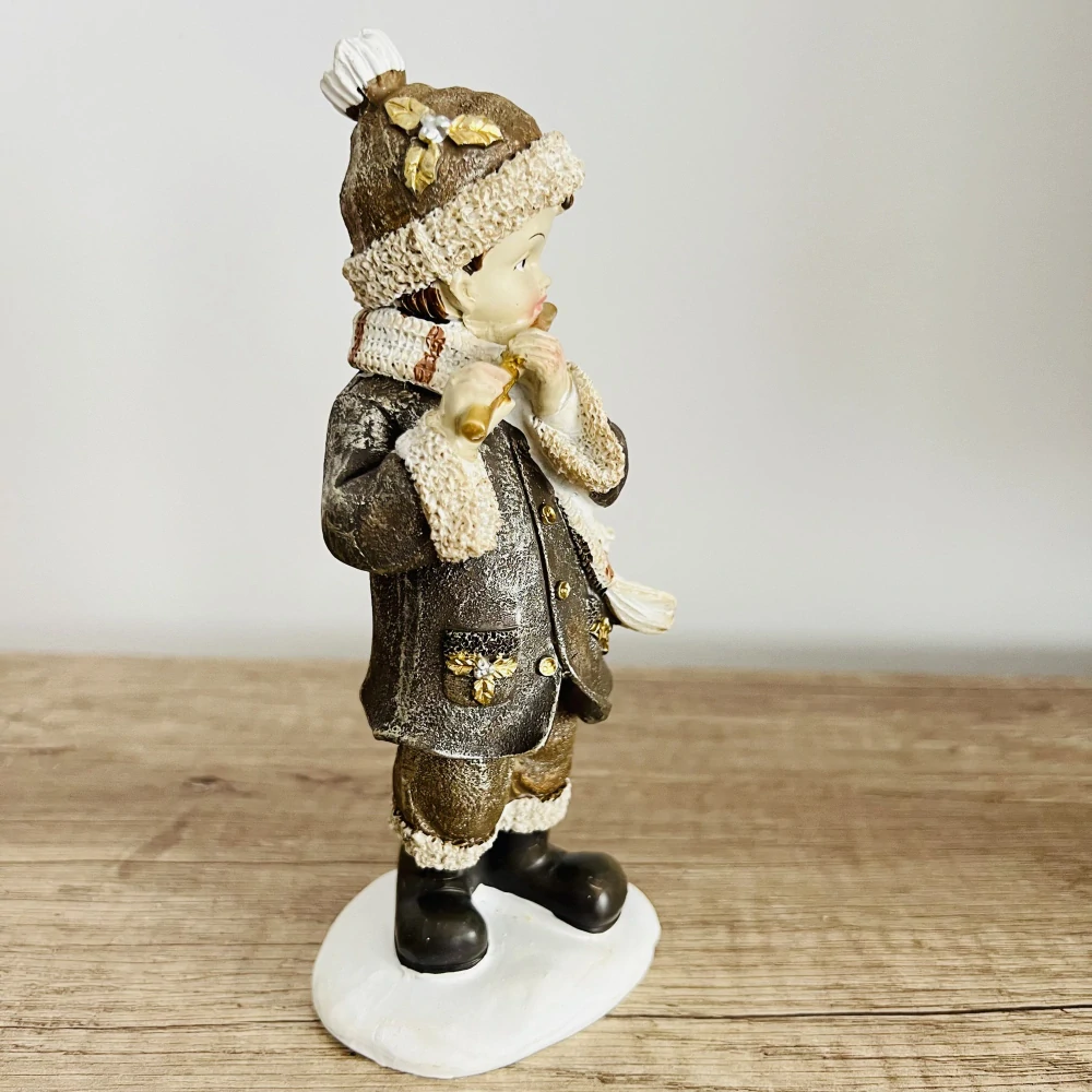 ZIMNÍ DEKORACE FIGURA CHLAPCE S FLÉTNOU