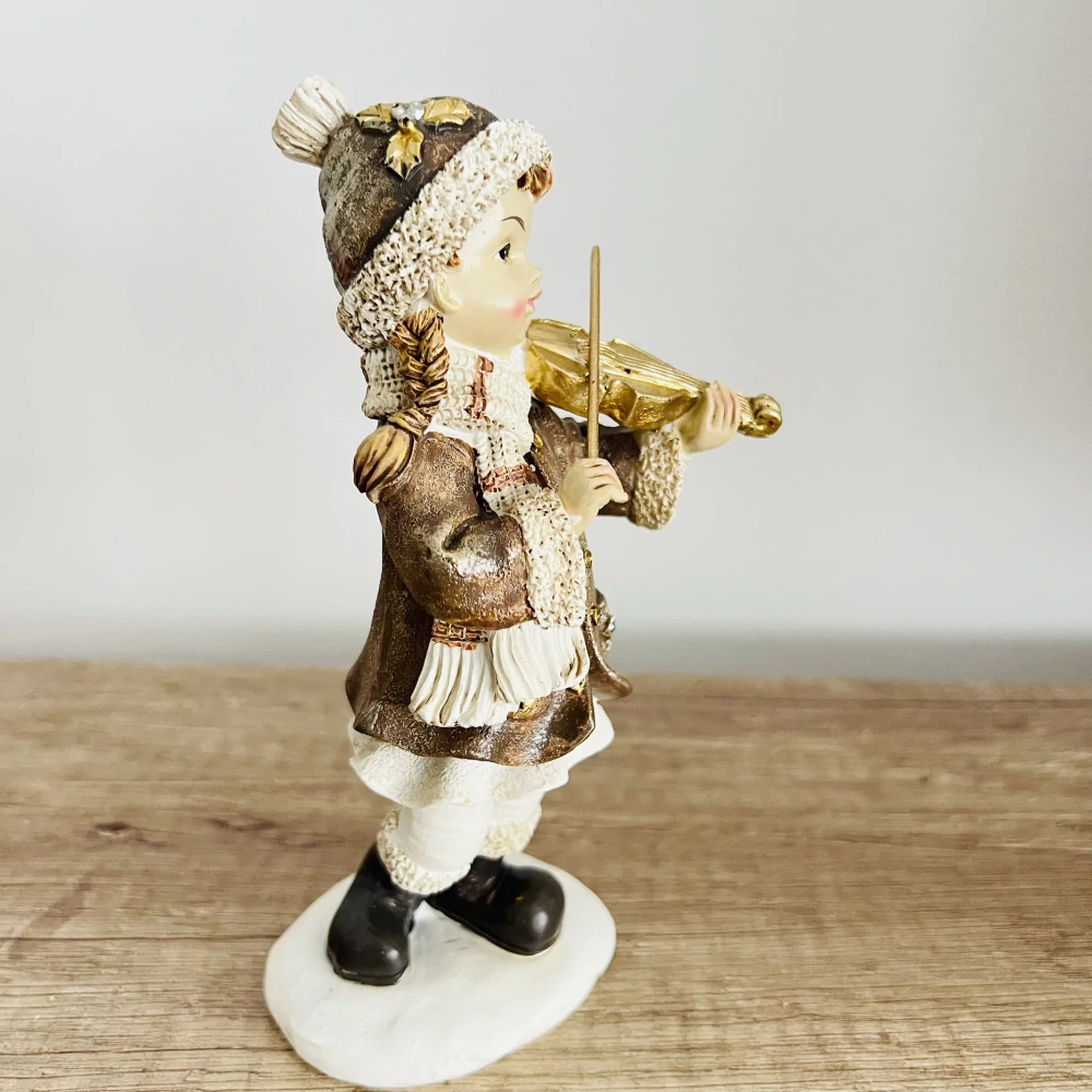ZIMNÍ DEKORACE FIGURA DÍVKY HRAJÍCÍ NA HOUSLE
