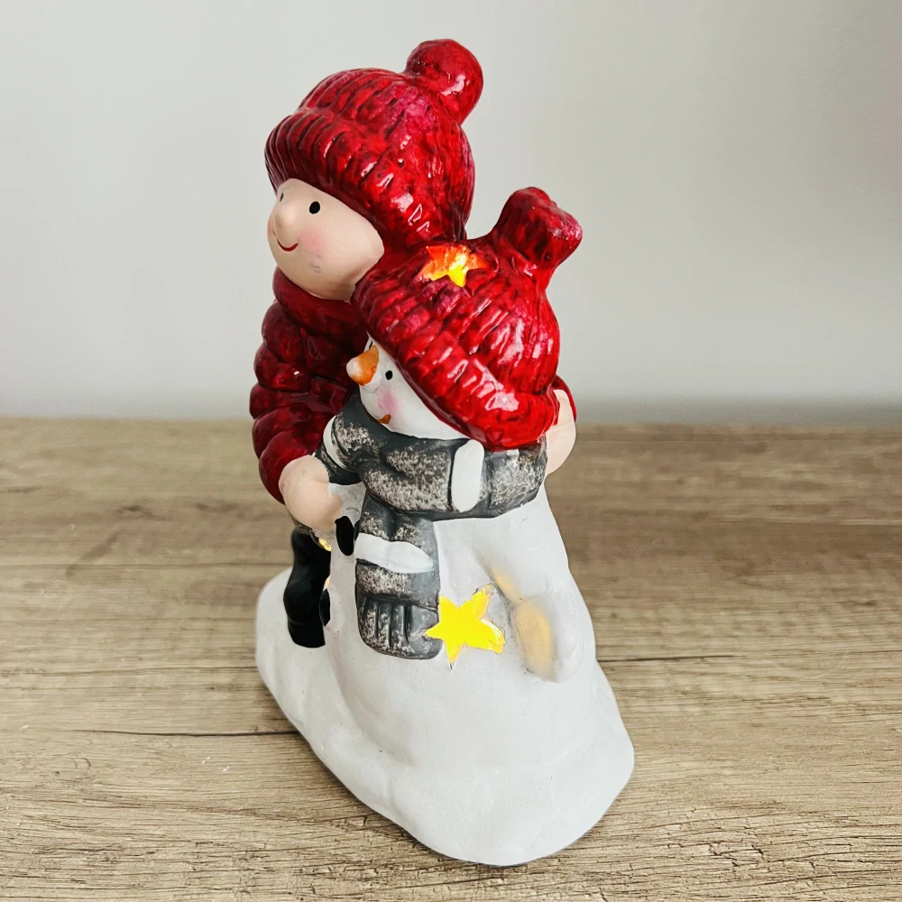 DEKORACE KERAMICKÁ FIGURKA CHLAPCE SE SNĚHULÁKEM A LED OSVĚTLENÍM