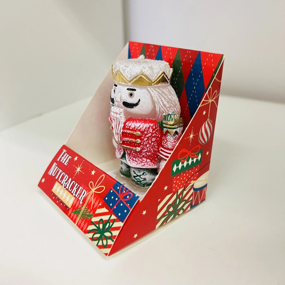 DEKORACE SVÍČKA VOJÁKA V ČERVENÉM MENŠÍ