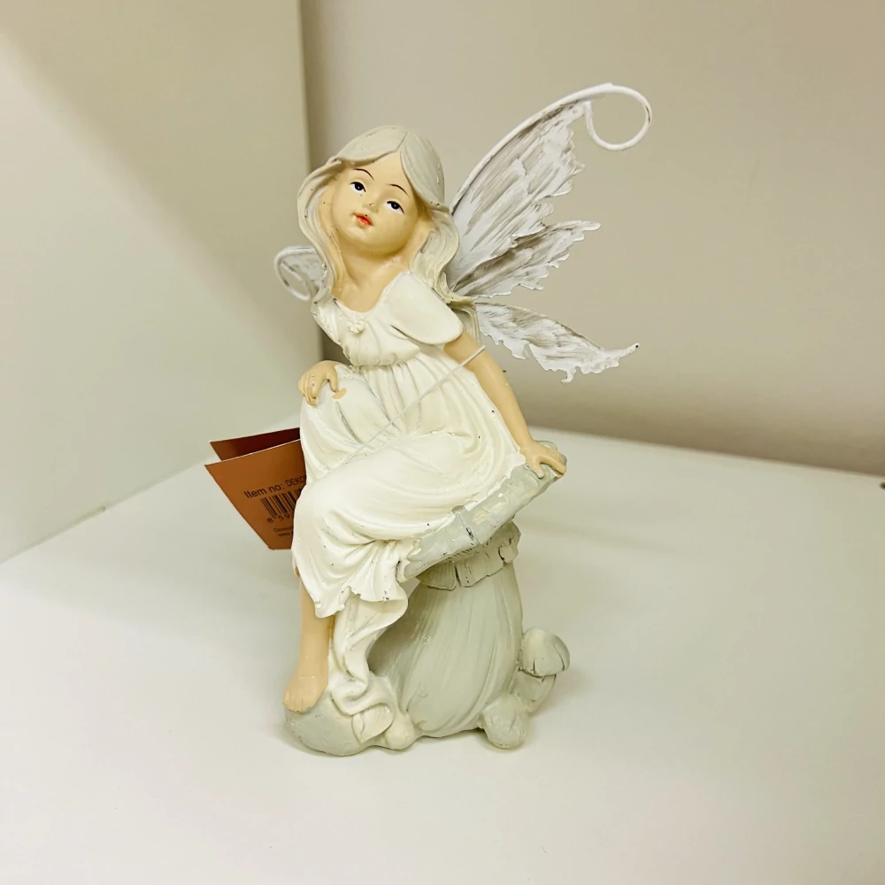 DEKORACE VÍLA SEDÍCÍ NA HOUBĚ