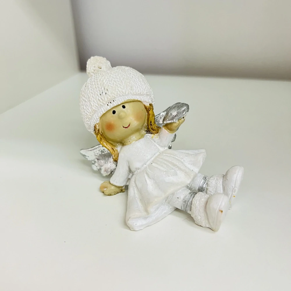 DEKORACE ZIMNÍ FIGURKA LEŽÍCÍ MIX DRUHU SE SRDÍČKEM A BEZ SRDÍČKA