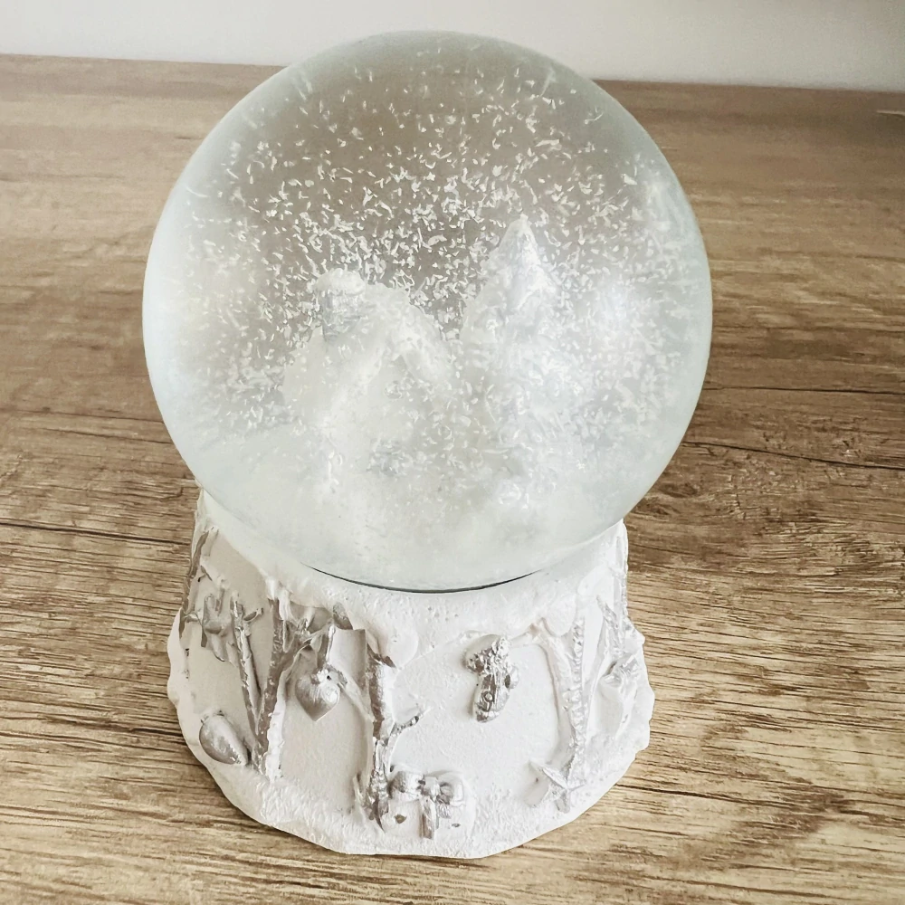 ZIMNÍ DEKORACE SNĚHOVÁ KOULE S CHALOUPKOU