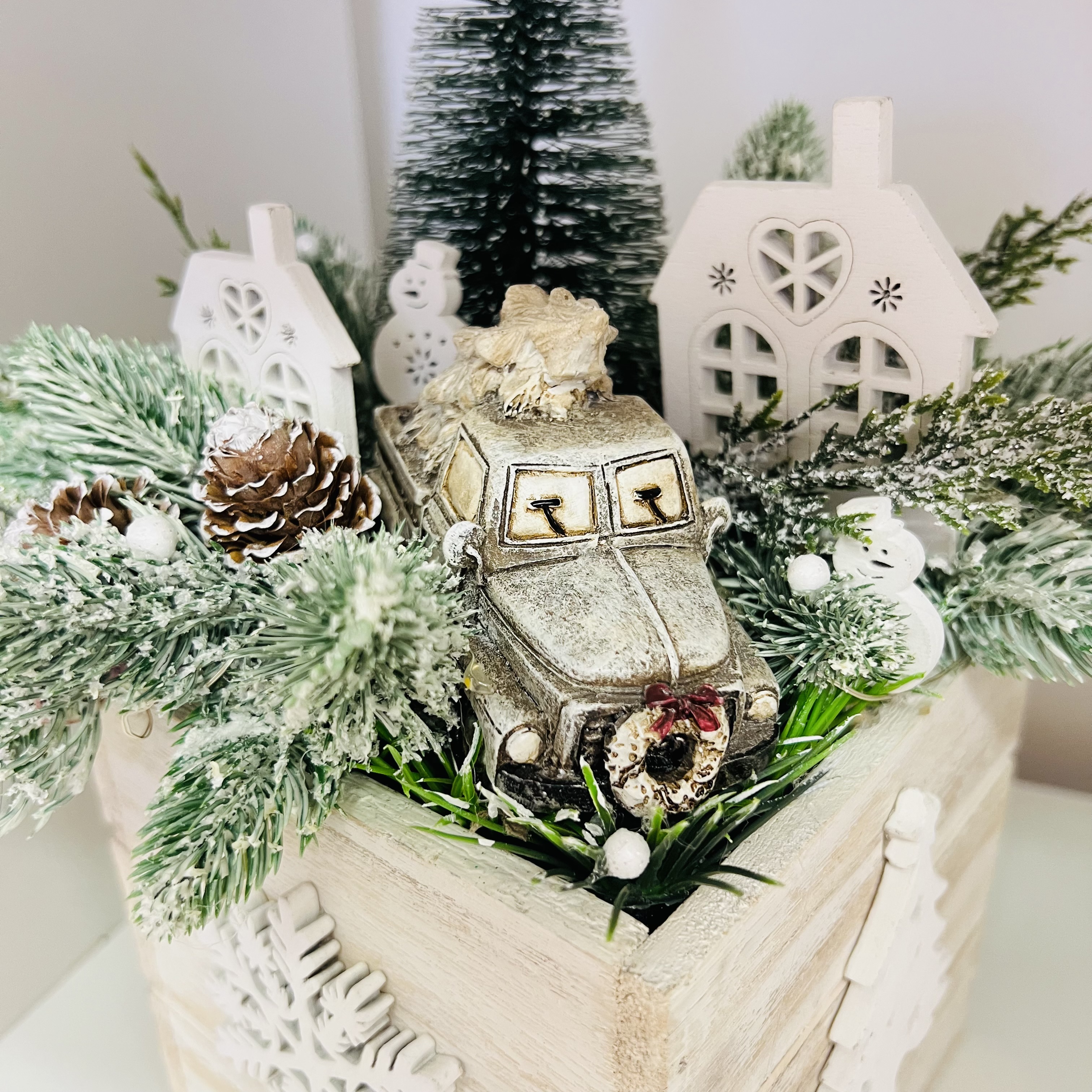 DEKORACE ZIMNÍ TRUHLÍK ZDOBENÝ S OSVĚTLENÍM 