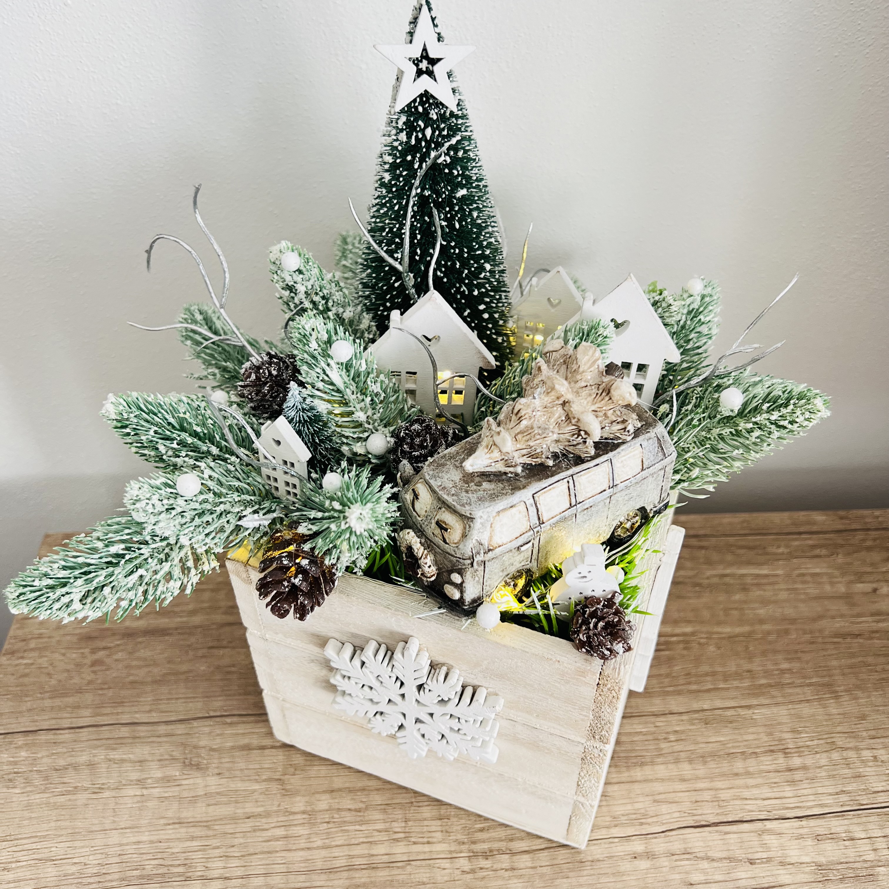 DEKORACE ZIMNÍ TRUHLÍK S OSVĚTLENÍM ZDOBENÝ 