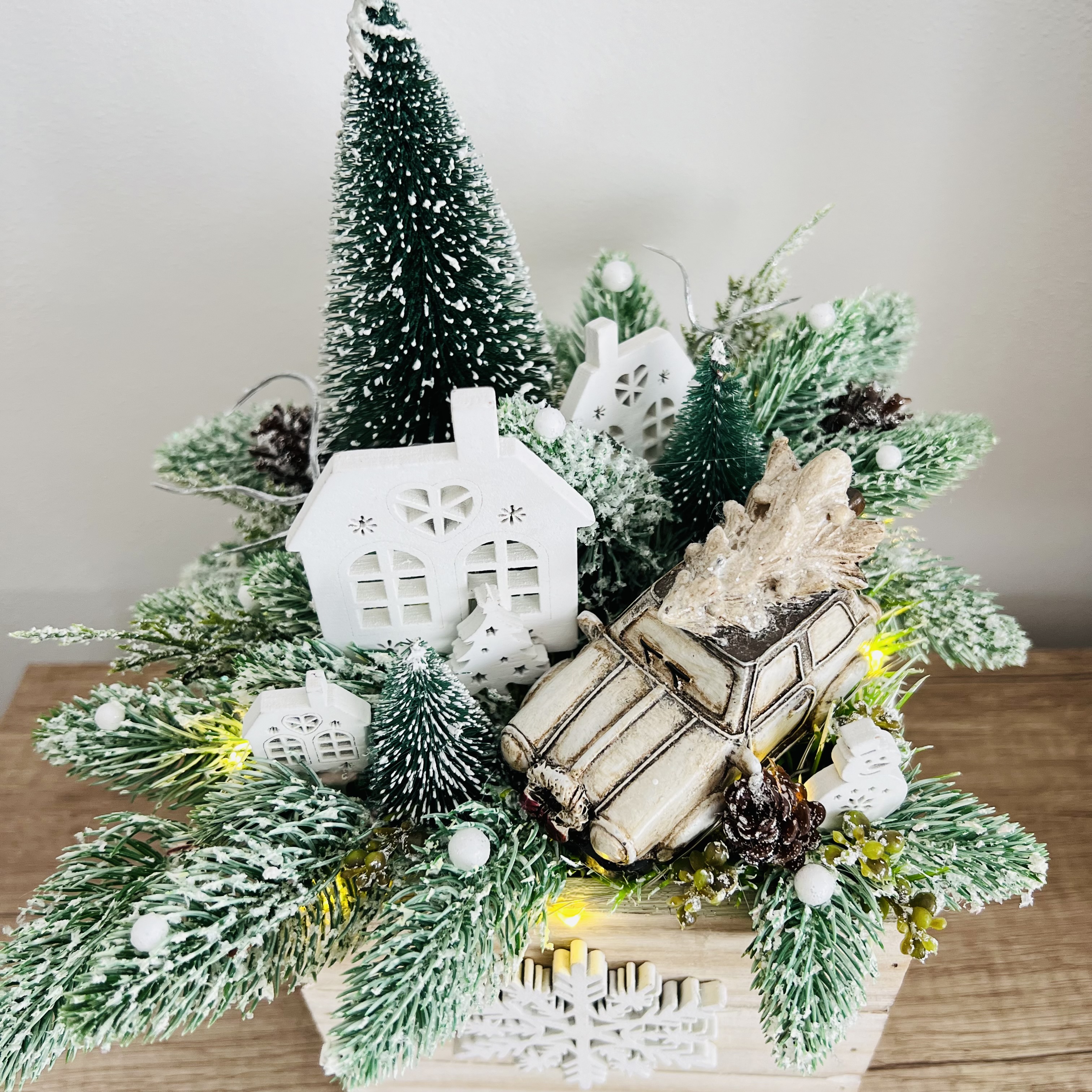 ZIMNÍ DEKORACE TRUHLÍK ZDOBENÝ S OSVĚTLENÍM 