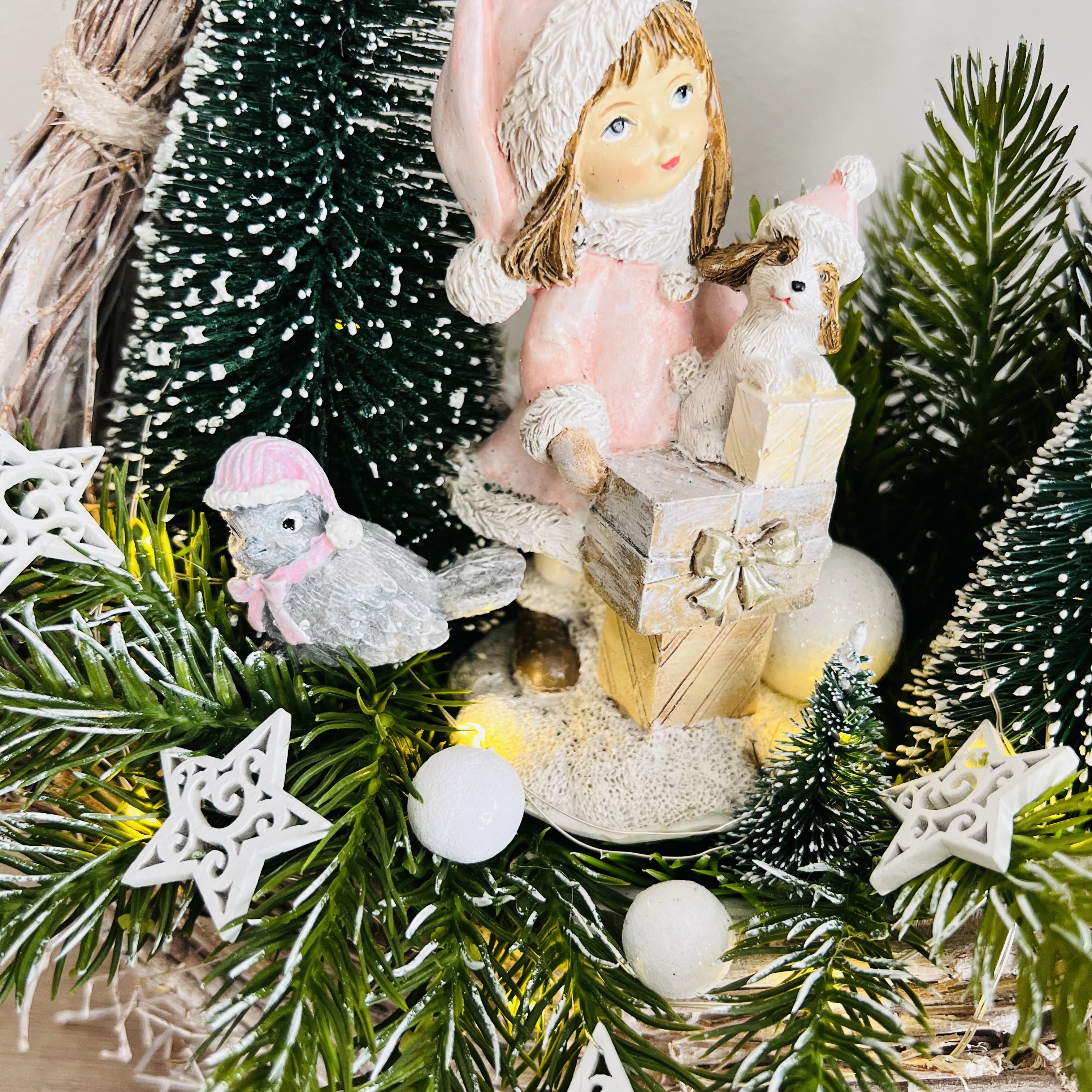 ZIMNÍ DEKORACE KOŠÍK ZDOBENÝ S OSVĚTLENÍM A FIGURKOU DÍVKY 