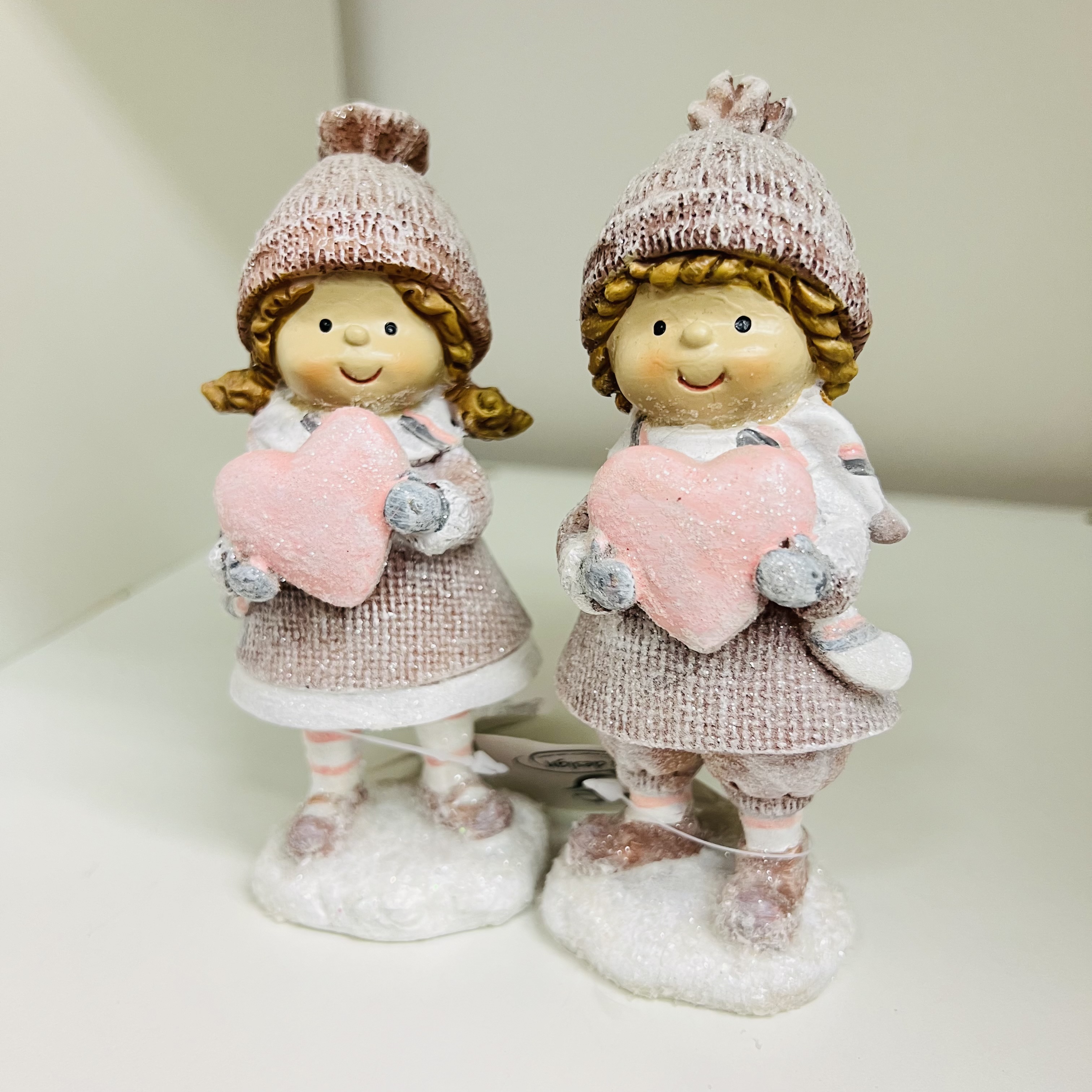 ZIMNÍ DEKORACE FIGURKA STOJÍCÍ DÍVKA NEBO CHLAPEC