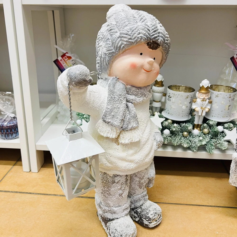 ZIMNÍ DEKORACE FIGURA CHLAPCE S LUCERNOU 