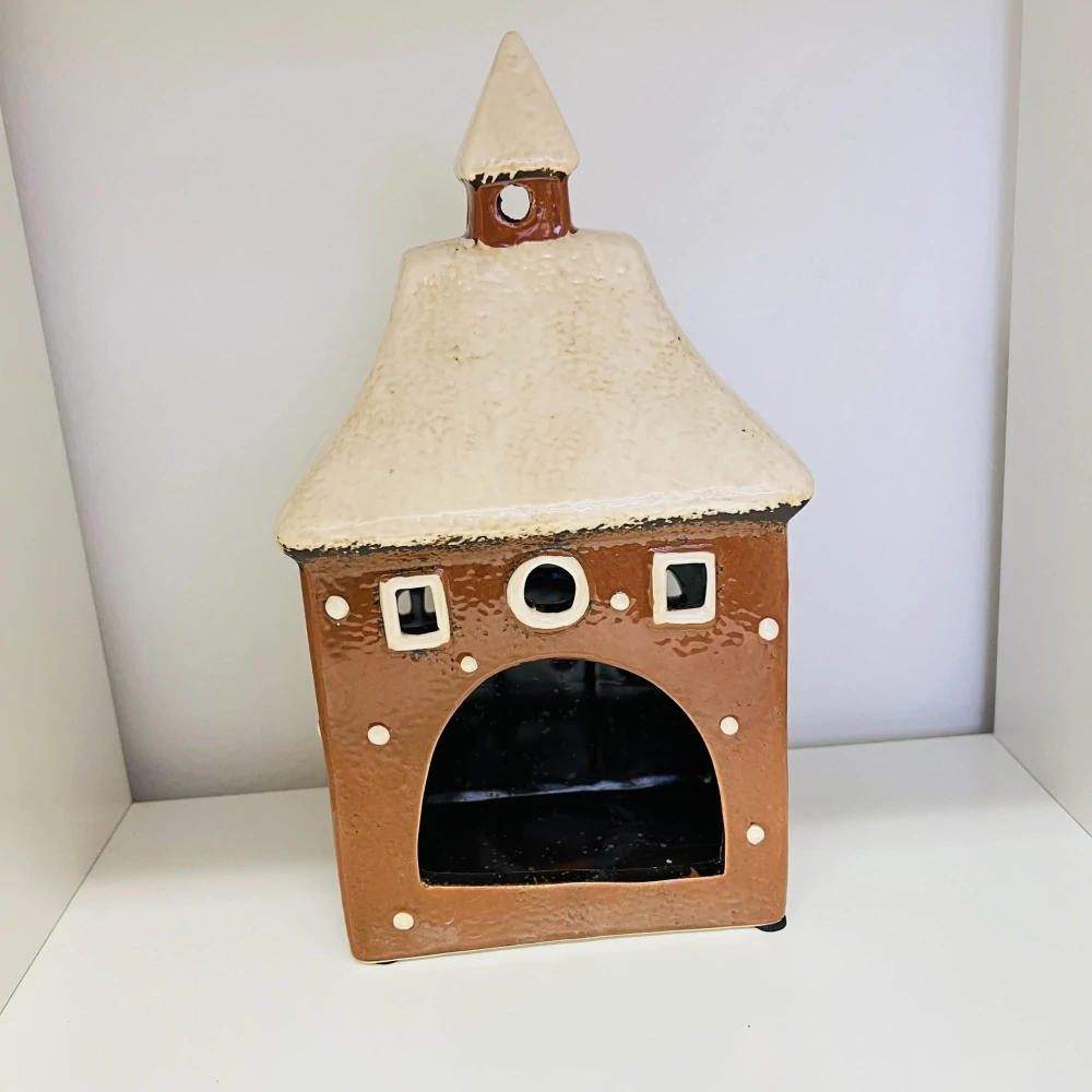 DEKORACE KERAMICKÝ DOMEK NA LIGHT SVÍČKU 