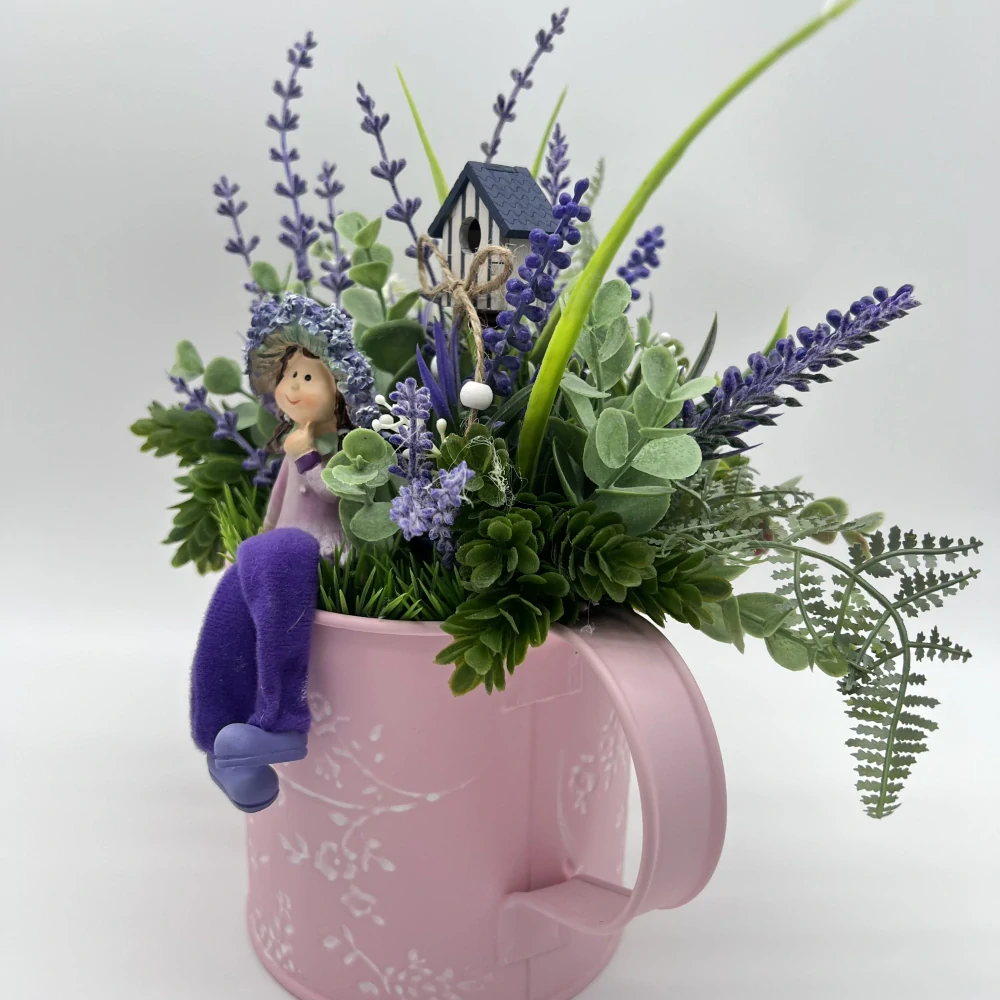DEKORACE RŮŽOVÁ KONVIČKA ZDOBENÁ UMĚLÝMI KVĚTY A FIGURKOU 