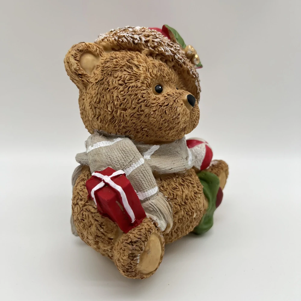 DEKORACE FIGURKA SEDÍCÍHO MEDVÍDKA 