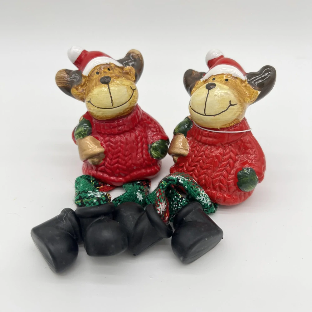 🦌 Keramická figurka sob v červeném svetru 🎄