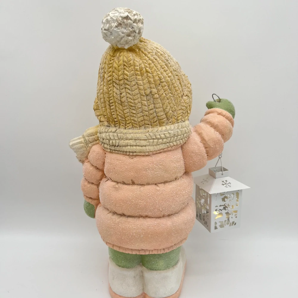 ZIMNÍ DEKORACE FIGURKA DÍVKY S LED LUCERNOU