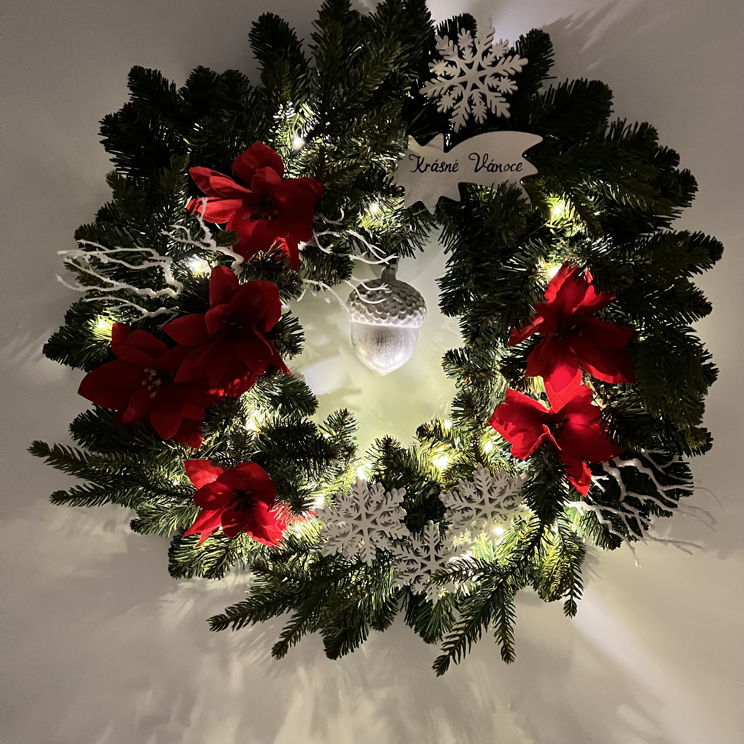 ZIMNÍ DEKORACE VĚNEC NA DVEŘE S OSVĚTLENÍM 