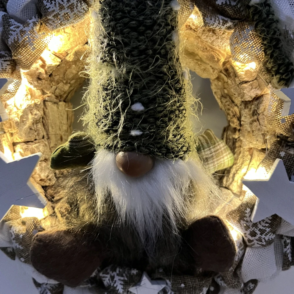 🎄 Zimní věnec se skřítkem a LED osvětlením – zelená čepice