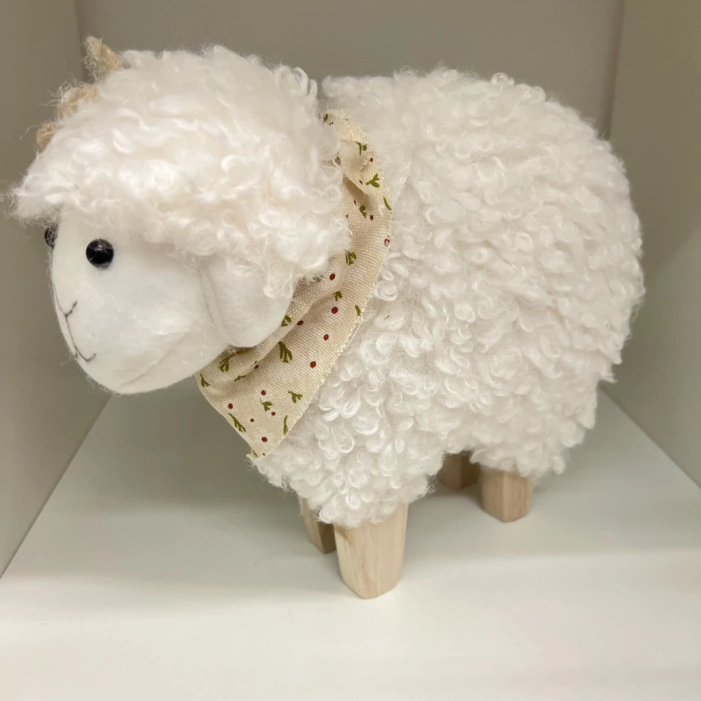 🐑 Dekorativní ovečka s dřevěnými nožkami