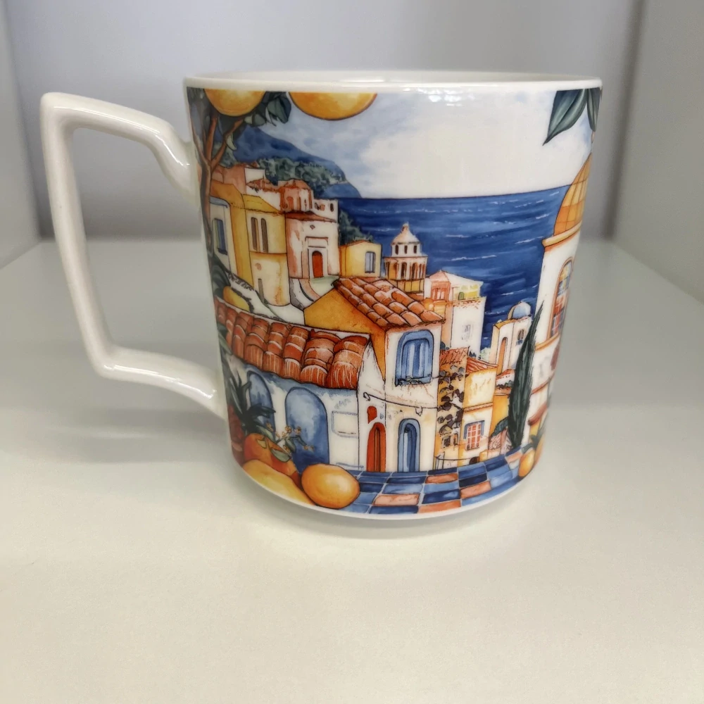 Porcelánový dárkový hrnek – motiv středomořského města 🏡🍊