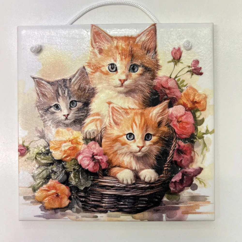 🐱 Zdobená keramická dlaždice – Koťátka v košíku 🌸