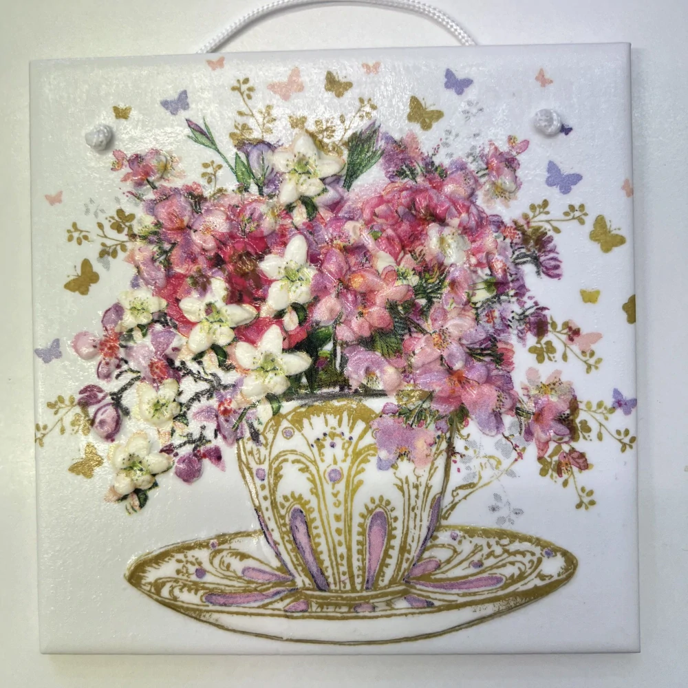 🌸 Zdobená keramická dlaždice – Květinový šálek s motýlky 🦋✨
