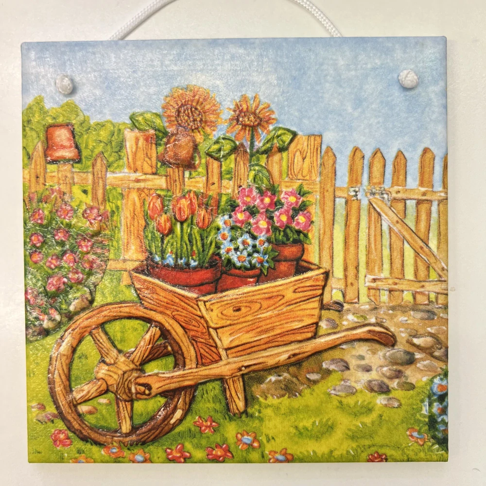 🌻 Zdobená keramická dlaždice – Zahrádka s trakařem 🌸✨